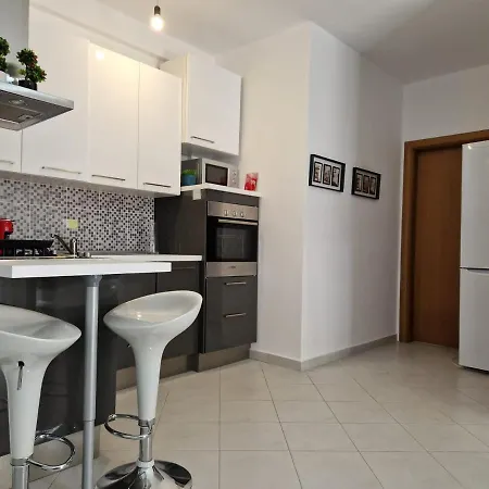 Sole&mare Apartment, 7 Minutes Walk From Lungomare Apartman